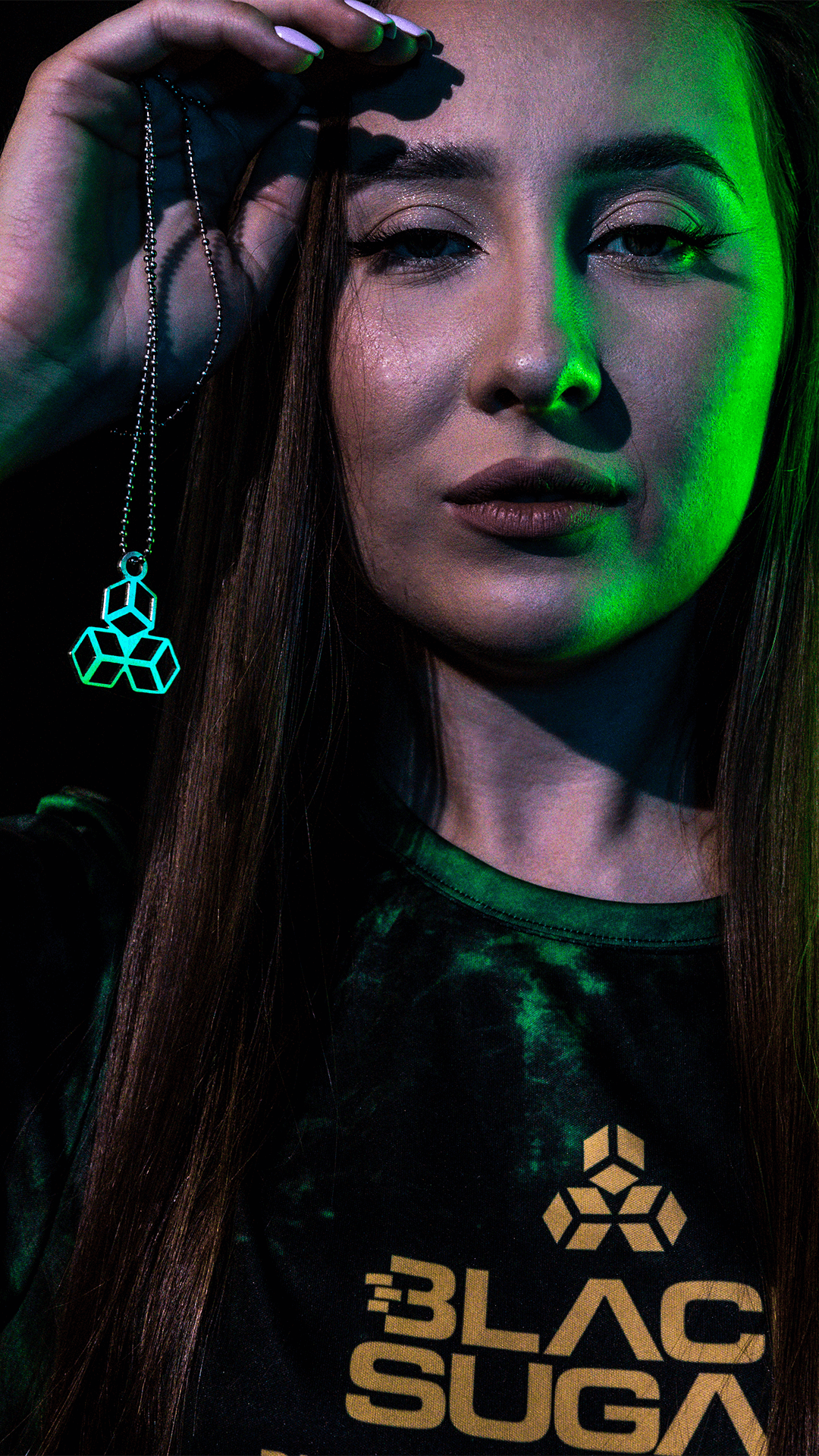 Każda koszulka, szalik czy wachlarz Black Sugar to symbol, znak, który łączy Cię z naszymi wspólnymi marzeniami. Inspirowane wydarzeniami BLACK SUGAR – Time of Darkness, Temple of Time i Rise From The Ashes, projekty niosą w sobie historię, której każdy jest częścią. To nie jest zwykły merch – to Twoja zbroja, Twoja deklaracja, że hardy to więcej niż muzyka, a wizja BLACK SUGAR jest również dla Ciebie.